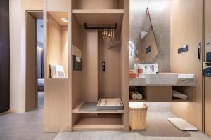 a bathroom with a vanity and a sink at Atour Hotel Taiyuan Changfeng Business Center Wanxiang City in Taiyuan