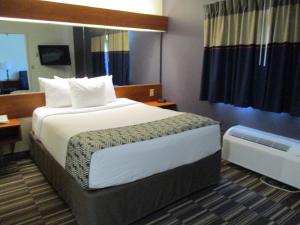 Ліжко або ліжка в номері Microtel Inn and Suites - Inver Grove Heights