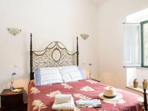ein Schlafzimmer mit einem großen Bett mit Hut darauf in der Unterkunft Idyllic Farmhouse in Montemor o Novo with Pool in Montemor-o-Novo