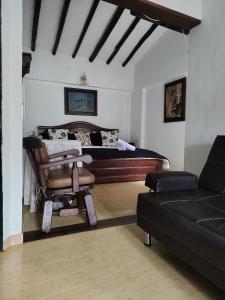 - une chambre avec un lit, une chaise et un canapé dans l'établissement Beraka Boutique, à Villa de Leyva
