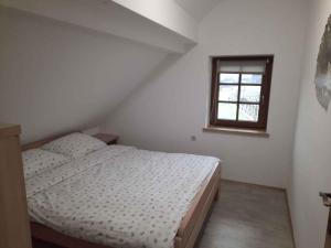 - une petite chambre avec un lit et une fenêtre dans l'établissement Holiday home in Semic Kranjska Krain 42896, à Semič