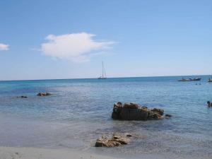 eine Gruppe Felsen im Wasser am Strand in der Unterkunft Holiday home in Orosei Nuoro Provinz 39543 in Orosei