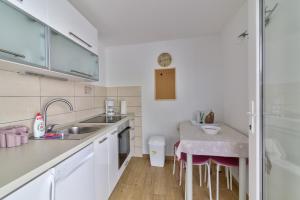 O bucătărie sau chicinetă la Casa Lanamaria +7 fotografii