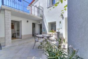 Un balcon sau o terasă la Casa Lanamaria