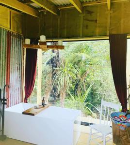 The kauri Tree Pod - Off Grid Experience tesisinde bir restoran veya yemek mekanı