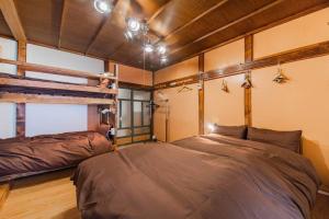 Katil dua tingkat atau katil-katil dua tingkat dalam bilik di TARUNE