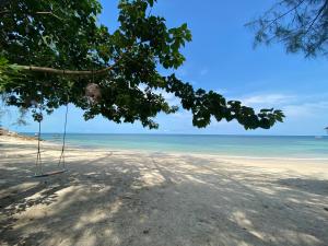 huśtawka wisząca na drzewie na plaży w obiekcie Secret Beach Bungalows w mieście Haad Son