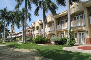 Gallery image of Vista Mar Beach Resort and Country Club in Mactan