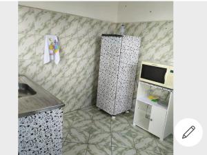a small kitchen with a sink and a microwave at Quarto Triplo Solteiro in Barueri