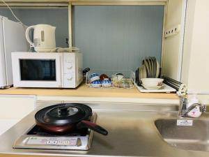広々一軒家 最大9名 空港直通 山手線すぐ80m2庭付き大福ハウスにあるキッチンまたは簡易キッチン
