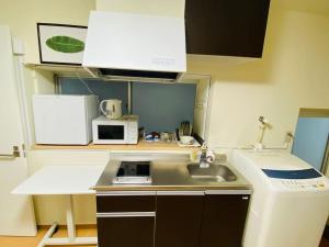広々一軒家 最大9名 空港直通 山手線すぐ80m2庭付き大福ハウスにあるキッチンまたは簡易キッチン