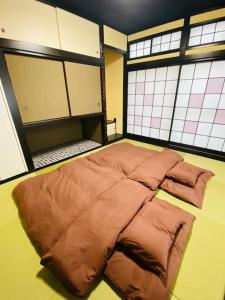 広々一軒家 最大9名 空港直通 山手線すぐ80m2庭付き大福ハウスにあるベッド
