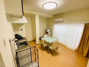 広々一軒家 最大9名 空港直通 山手線すぐ80m2庭付き大福ハウスにあるキッチンまたは簡易キッチン