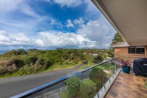 een balkon met uitzicht op een weg bij Oceancrest 15 in Forster