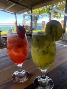 Dois cocktails sentados numa mesa de madeira em Restaurante & Pousada Portal dos Ventos em Icapuí