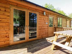 特鲁罗Lodge Three的小屋在甲板上设有野餐桌