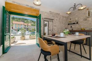 a kitchen and dining room with a table and chairs at Apartment Pavlimir in Stomorska