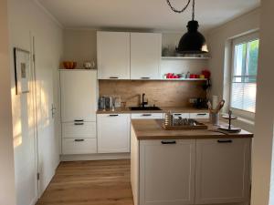 Küche/Küchenzeile in der Unterkunft Ferienwohnung Hafenglück, Villa Vilmblick