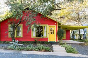 Το κτήριο όπου στεγάζεται  η παραθεριστική κατοικία