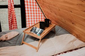 瓜塔维塔Mini Chalet de lujo en Guatavita的一张木床,床上的桌子上有一个托盘