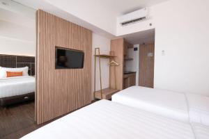 Un pat sau paturi într-o cameră la Bigland Hotel Bogor