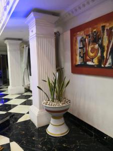 a room with a vase with a plant in it at RESIDENCE PALAIS DU STADE in Cotonou