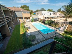 an overhead view of a backyard with a swimming pool at The Black Bull Motel in Traralgon