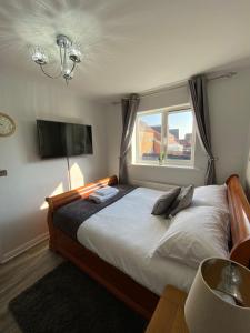 a bedroom with a large bed and a window at ROOM ONLY- option of the entire house if available - private property in quiet estate in Nottingham