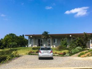 ein vor einem Haus geparkt in der Unterkunft Pension Ntsunaka in Miyako-jima