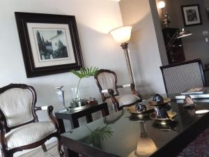 131 on Herbert Baker Boutique Hotel في بريتوريا: غرفة طعام مع طاولة وكراسي زجاجية