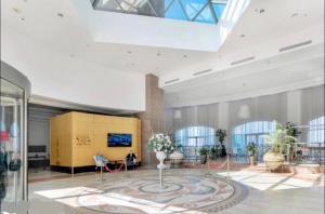 een lobby met een grote kamer met een groot plafond bij Almog Tower in Haifa