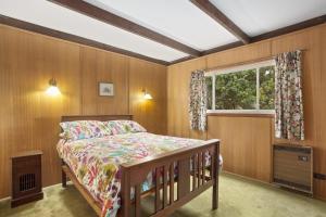 een slaapkamer met een bed en een raam bij Aqua Blue in Apollo Bay