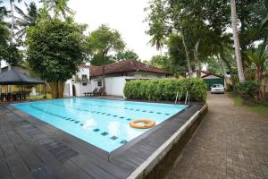 einen Pool mit Orangenröhre im Hof in der Unterkunft Gedara Villa in Kalutara