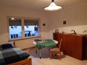mały pokój ze stołem, łóżkiem i oknem w obiekcie 6 schöne CITY- Zimmer w Hanowerze