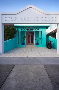 un bâtiment bleu avec un panneau indiquant « Arrêtez-vous ». dans l'établissement Jet Flamingo, à Sydney