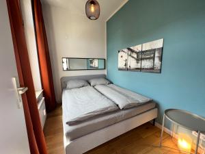 Postel nebo postele na pokoji v ubytování chic and calm with balcony in gorgeous kassberg