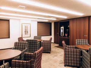 una sala d'attesa con sedie e tavoli e un bar di Shinagawa Tobu Hotel a Tokyo