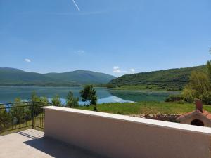 Imagen de la galería de Vrlika, Peruća Lake Holiday House, en Vrlika