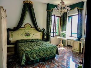 Un pat sau paturi într-o cameră la Smeraldo apartment Grand Canal 1566C