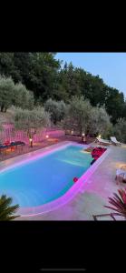 una gran piscina azul en un patio en Villino con piscina en Terni
