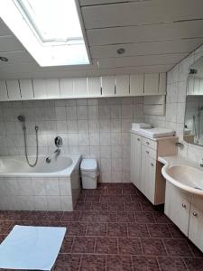 uma casa de banho com uma banheira, um WC e um lavatório. em Ferienwohnung Gleirscher em Neustift im Stubaital