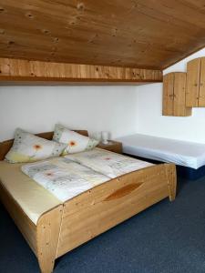 - 2 lits jumeaux dans une chambre avec des plafonds en bois dans l'établissement Ferienwohnung Gleirscher, à Neustift im Stubaital