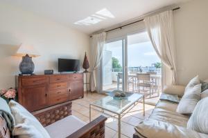 a living room with a couch and a glass table at El Puerto i B1-7 Cala dor Marina in Cala D'or