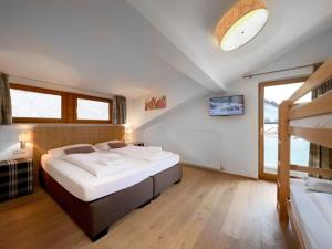 ein Schlafzimmer mit einem großen Bett in einem Zimmer in der Unterkunft Premium apartment in Piesendorf near ski area in Piesendorf