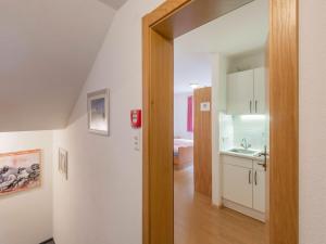łazienka z umywalką i drzwi do kuchni w obiekcie Apartment in Huben near Ski Slopes w Langenfeld +32 zdjęcia