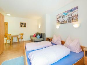 Łóżko lub łóżka w pokoju w obiekcie Apartment in Huben near Ski Slopes