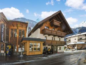 budynek z motocyklem zaparkowanym przed nim w obiekcie Apartment in Huben near Ski Slopes w Langenfeld