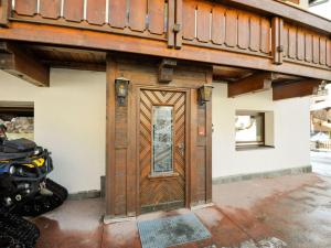drzwi domu z motocyklem zaparkowanym obok w obiekcie Apartment in Huben near Ski Slopes w Langenfeld