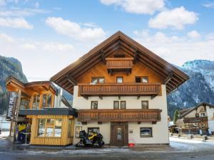 budynek z motocyklem zaparkowanym przed nim w obiekcie Apartment in Huben near Ski Slopes w Langenfeld