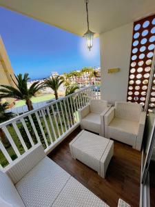 balcone con sedie e vista sulla spiaggia di Harmony Apartments ad Arona